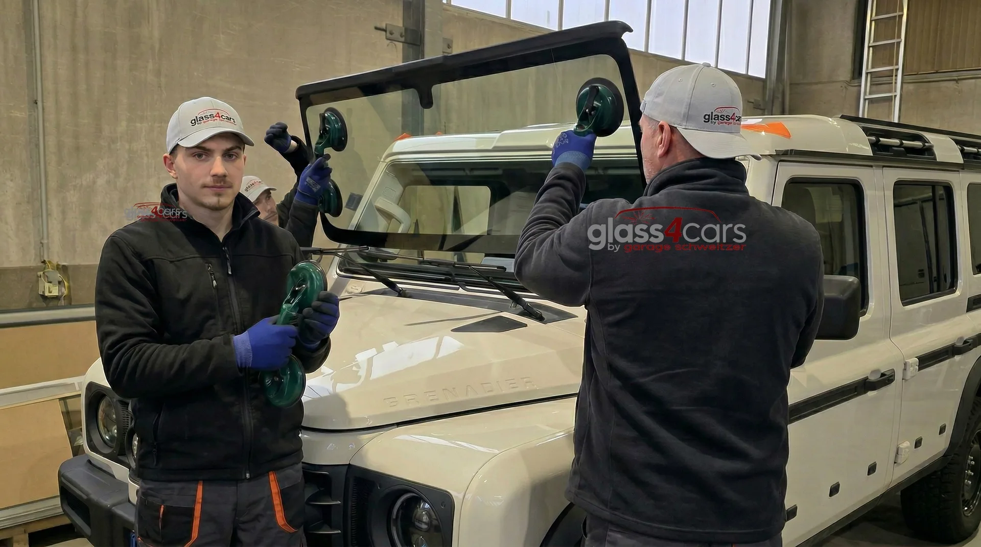 Pose d'un pare-brise par un technicien Glass4Cars